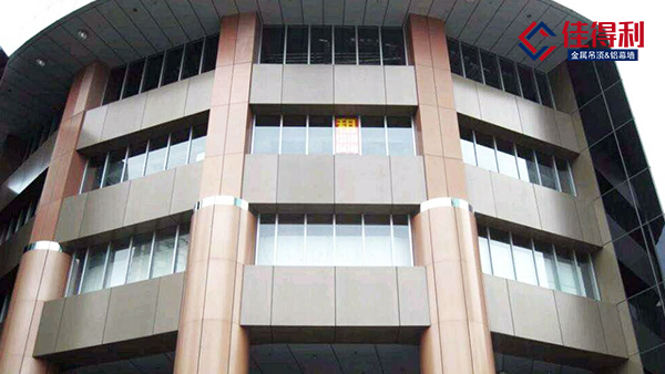 為什么越來越多人采用廣東佛山氟碳鋁單板廠家作為墻面裝飾？